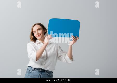 Erfreut übergewichtige Frau in weißem Hemd mit blauer Sprechblase Isoliert auf Grau Stockfoto