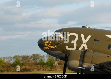 C-47-Flugzeug aus dem 2. Weltkrieg mit dem Namen That's All, Bruder. Dieses restaurierte historische Flugzeug führte über 800 C-47 über die Drop-Zonen der Normandie, Frankreich Stockfoto