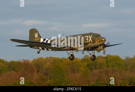 C-47-Flugzeug aus dem 2. Weltkrieg mit dem Namen That's All, Bruder. Dieses restaurierte historische Flugzeug führte über 800 C-47 über die Drop-Zonen der Normandie, Frankreich Stockfoto