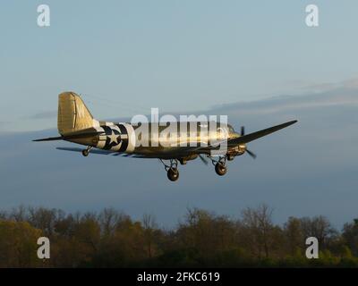 C-47-Flugzeug aus dem 2. Weltkrieg mit dem Namen That's All, Bruder. Dieses restaurierte historische Flugzeug führte über 800 C-47 über die Drop-Zonen der Normandie, Frankreich Stockfoto