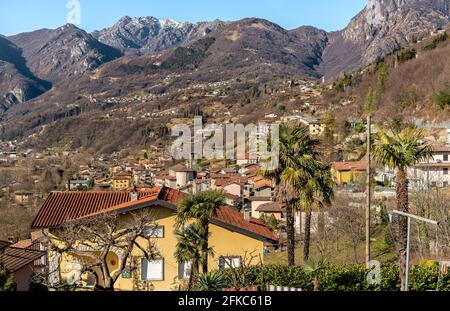 Blick auf das kleine Bergdorf Carlazzo, oberhalb des Klaviersees im Val Menaggio, Provinz Como, Lombardei, Italien Stockfoto