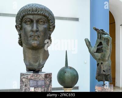 Rom. Italien. (April 2021) Fragmente der kolossalen Bronzestatue von Konstantin dem Großen, 4. Jh. n. Chr., die Hand wurde kürzlich mit dem Zusatz restauriert Stockfoto