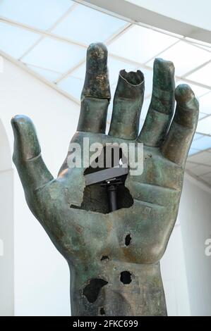 Rom. Italien. (April 2021) Fragmente der kolossalen Bronzestatue von Konstantin dem Großen, 4. Jh. n. Chr., die Hand wurde kürzlich mit dem Zusatz restauriert Stockfoto