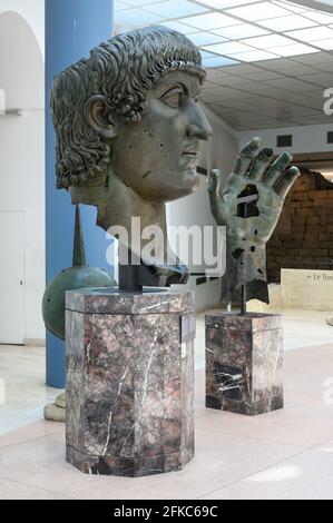 Rom. Italien. (April 2021) Fragmente der kolossalen Bronzestatue von Konstantin dem Großen, 4. Jh. n. Chr., die Hand wurde kürzlich mit dem Zusatz restauriert Stockfoto