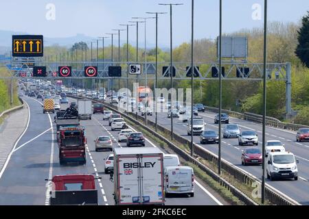 J20 bis J19, M4, Bristol, Großbritannien. April 2021. Stetiger Verkehr auf der Autobahn M4 am ersten Absperrungsfeiertag. Kredit: JMF Nachrichten/Alamy Live Nachrichten Stockfoto