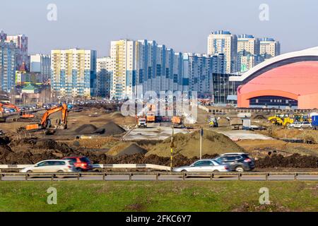 Kemerowo, Russland 29. april 2021. Bau von öffentlichen und Sportanlagen am Ufer des Tom River, entlang der Pritomsky Avenue Stockfoto