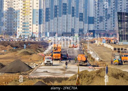 Kemerowo, Russland 29. april 2021. Bau von öffentlichen und Sportanlagen am Ufer des Tom River, entlang der Pritomsky Avenue Stockfoto