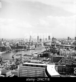 Blick auf die Skyline der City of London vom Shell Centre, London UK - aufgenommen 1971 Stockfoto