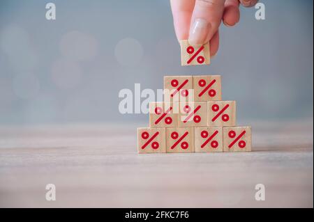 Hand Auswahl Holzwürfelblock mit Prozentsymbol Symbol. Zinssatz Finanz-und Hypothekenzinsen Konzept. Rabatt-Symbol auf Holzblöcke Stockfoto