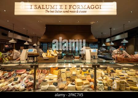 London, Großbritannien. April 2021. Die Eataly London eröffnet in Bishopsgate, wo Fleisch- und Käsespezialitäten serviert werden. Das riesige Geschäft ist das erste, das in Großbritannien eröffnet wird und feiert gemeinsam mit 42 anderen auf der ganzen Welt die italienische Küche mit Lebensmitteltheken, Produktionslabors, Restaurants und einem offenen Marktplatz für Kunden, die an einem innovativen Lebensmittel- und Getränkerlebnis teilnehmen können. Kredit: Stephen Chung/Alamy Live Nachrichten Stockfoto