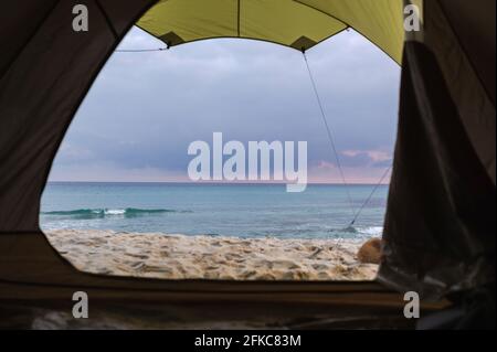 Blick auf den Blick vom Innenzelt des schönen Sandstrands bei Sonnenuntergang. Stockfoto