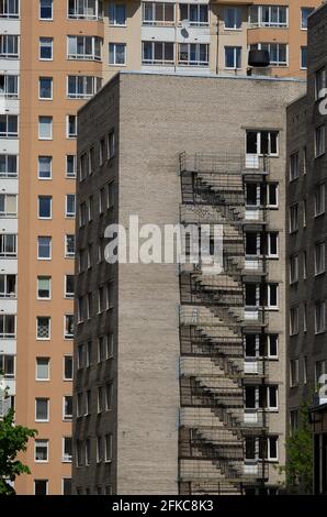 Typischer alter Schlafsaal mit Balkonen im Hintergrund mit modernem Haus mit Fenstern (Sankt Petersburg, Russland) Stockfoto