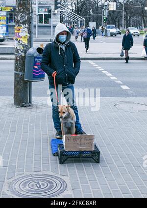 Dnepropetrovsk, Ukraine - 09.04.2021: Freiwillige sammeln Geld für Tierfutter. Stockfoto