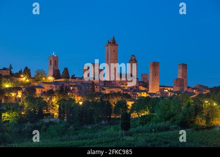 Dämmerung über die Türme und die mittelalterliche Stadt San Gimignano, Toskana, Italien Stockfoto