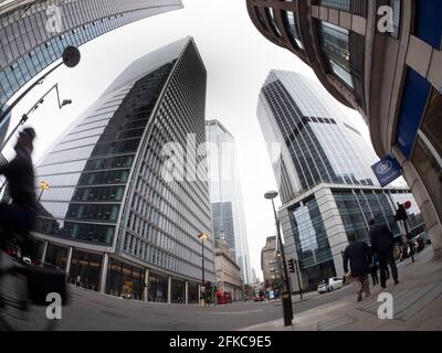 Von links nach rechts, Heron Tower Mostly Obscured , 100 Bishopsgate, Londoner Wolkenkratzer-Hauptquartier der Royal Bank of Canada (mit Säulen), 99 Bishopsgate und Boots, die Chemikerin auf der extremen rechten Seite Stockfoto