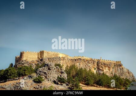 Die Wände, die den Tempelkomplex umgeben, der die Akropolis von Lindos auf der griechischen Insel Rhodos ist. Stockfoto