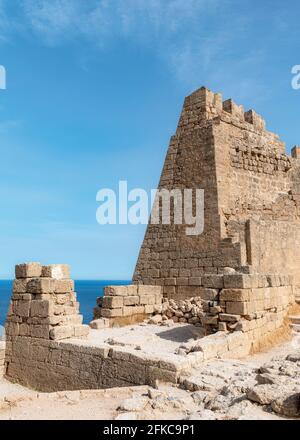 Die Wände, die den Tempelkomplex umgeben, der die Akropolis von Lindos auf der griechischen Insel Rhodos ist. Stockfoto