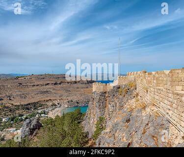 Die Wände, die den Tempelkomplex umgeben, der die Akropolis von Lindos auf der griechischen Insel Rhodos ist. Stockfoto