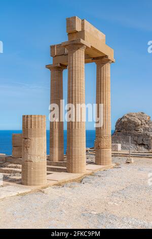 Die Ruinen der stoa psithyros an der Akropolis von Lindos auf der griechischen Insel Rhodos. Stockfoto