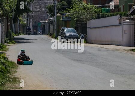 SRINAGAR, Indien. April 2021. Ein verlassener Blick auf die Straße während der 84-stündigen Sperrung, die von der JK-Regierung in 11 Distrikten von Jammu und Kaschmir verhängt wurde, um den Anstieg der COVID-19-Fälle in Srinagar zu bekämpfen. (Foto von Adil Abass/Pacific Press) Quelle: Pacific Press Media Production Corp./Alamy Live News Stockfoto