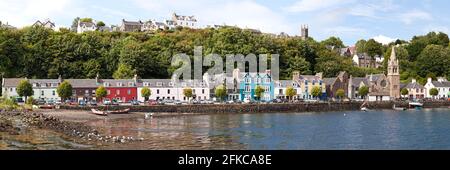 Ein Panoramablick auf die berühmten bunten Häuser an der Küste von Tobermory, Isle of Mull, Argyll and Bute, Inner Hebrides, Schottland, Großbritannien Stockfoto