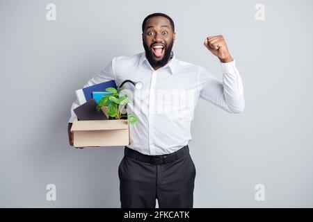 Foto Porträt der Arbeiter Aufbewahrung Box mit Habseligkeiten gehen zu Das neue Büro hat Arbeit in formeller Kleidung auf Grau bekommen Farbiger Hintergrund Stockfoto