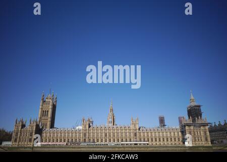 Houses of Parliament mit Big Ben Restaurierung blauer klarer Himmel, Weitwinkel. Stockfoto