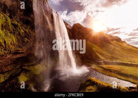 Hintergrundbeleuchtete Aufnahme vom Wasserfall Seljalandsfoss in Island Stockfoto