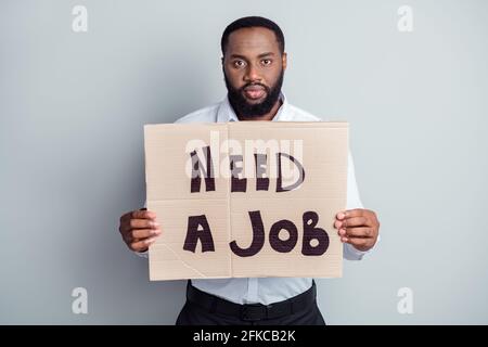 Foto-Porträt von jungen Geschäftsmann auf der Suche nach einem neuen Job Nach der Krise gefeuert tragen formale tragen isoliert auf graue Farbe Hintergrund Stockfoto