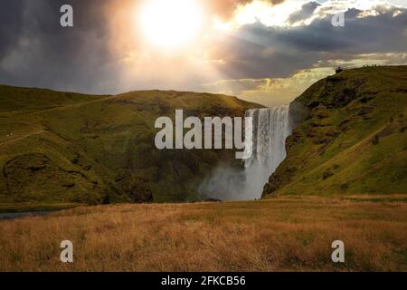 Der skogafoss Wasserfall im Sommer auf island Stockfoto