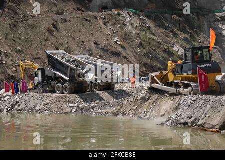 MANSEHRA, 30. April 2021 Arbeiter dämmen den Fluss, um die zweite Stufe der Flusssperre im Distrikt Mansehra, Pakistan, zu erreichen, 30. April 2021. Das pakistanische Wasserkraftprojekt Suki Kinari (SK) im Nordwesten des Landes erreichte am Freitag die zweite Phase der Schließung des Flusses und trat in eine neue Phase des Staudammbaus ein. Quelle: Xinhua/Alamy Live News Stockfoto
