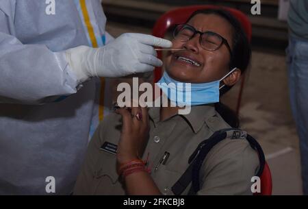 Guwahati, Assam, Indien. April 2021. Ein Gesundheitsmitarbeiter nimmt einen Nasenabstrich von einer Polizei von Assam für den COVID-19-Test inmitten von Coronavirus-Pandemien in Guwahati Assam India. Quelle: Dasarath Deka/ZUMA Wire/Alamy Live News Stockfoto