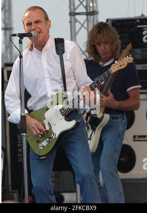 STATUS QUO'S RICK PARFITT UND FRANCIS ROSSI AUF DER BÜHNE AN BORD DER HMS ARK ROYAL IN PORTSMOUTH, WO DIE BAND FÜR DIE CREW AUFTRAT, UM IHR NEUES ALBUM ZU VERÖFFENTLICHEN. PIC MIKE WALKER, 2002 Stockfoto