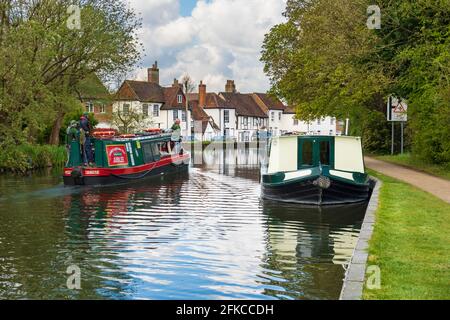 Narrowboats auf dem Kennet- und Avon-Kanal in West Mills, Newbury, West-berkshire, England, Vereinigtes Königreich, Europa Stockfoto