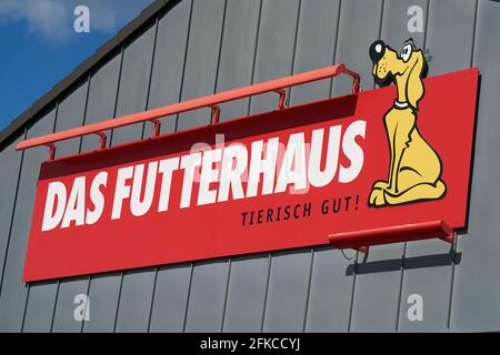 Werbeschild eines Zweiges des Tiernahrung und Tierbedarf-Spezialist Futterhaus in Magdeburg in Deutschland Stockfoto