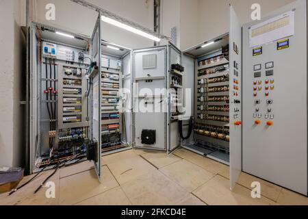 Oberhausen, Ruhrgebiet, Nordrhein-Westfalen, Deutschland - Schaltanlagen, Elektroinstallation im Industriebau, Neubau Oberhause Stockfoto