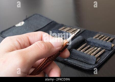 Ein Satz Schraubendreher in einem Lederetui auf Holz Nahaufnahme des Tisches Stockfoto