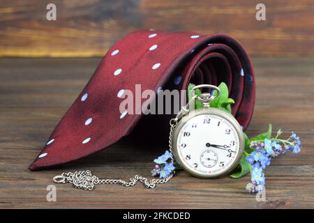 Geschenk zum Vatertag. Vatertag Krawatte, Blumen und Vintage Taschenuhr Stockfoto