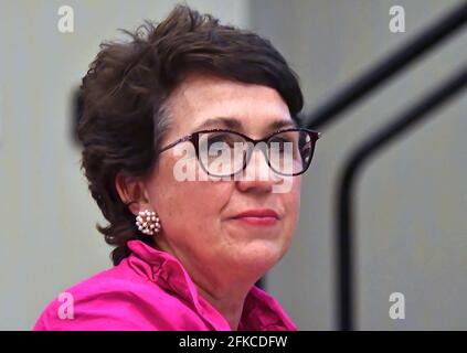 Kim Borchers die Kansas National Republican Committeeewoman hört dem Gouverneur von South Dakota Kristi Noem zu, der die jährliche Konferenz der Kansas State Republican Party spricht.Quelle: Mark Reinstein/MediaPunch Stockfoto