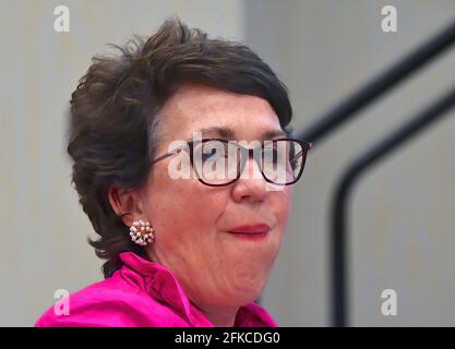 Kim Borchers die Kansas National Republican Committeeewoman hört dem Gouverneur von South Dakota Kristi Noem zu, der die jährliche Konferenz der Kansas State Republican Party spricht.Quelle: Mark Reinstein/MediaPunch Stockfoto