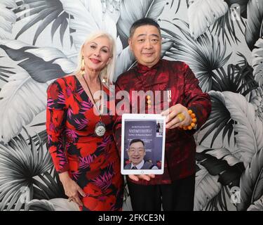 Beverly Hills, Kalifornien, USA. 28. April 2021. Prinzessin Karen Cantrell und Fernsehmoderator Joey Zhou feiern gemeinsam mit dem Künstler Jiannan Huang in China seine Ehrenmitgliedschaft in der Royal Society of St. George California im Beverly Hilton Hotel in Beverly Hills, Kalifornien. Kredit: Sheri Determan Stockfoto
