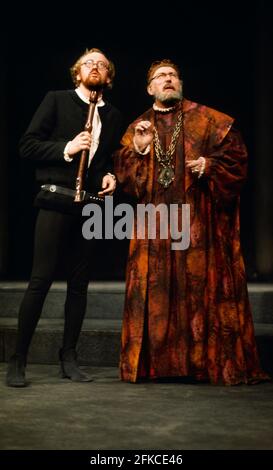 l-r: Nicol Williamson (Hamlet), Mark Dignam (Polonius) in HAMLET von Shakespeare im Roundhouse, London NW1 17/02/1969 ein Free Theatre Produktionsdesign: Jocelyn Herbert Beleuchtung: Nick Chelton Kämpfe: William Hobbs Regie: Tony Richardson Stockfoto