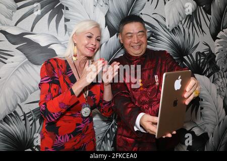 Beverly Hills, Kalifornien, USA. 28. April 2021. Prinzessin Karen Cantrell und Fernsehmoderator Joey Zhou feiern gemeinsam mit dem Künstler Jiannan Huang in China seine Ehrenmitgliedschaft in der Royal Society of St. George California im Beverly Hilton Hotel in Beverly Hills, Kalifornien. Kredit: Sheri Determan Stockfoto