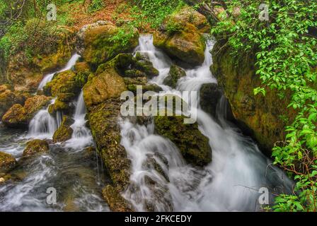 Fluss fließt durch Felsbrocken in der Provence Stockfoto