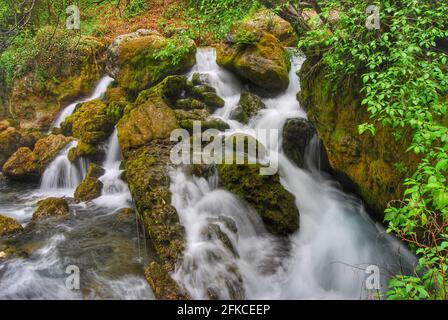 Fluss fließt durch Felsbrocken in der Provence Stockfoto