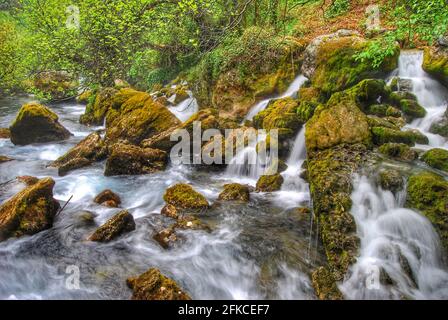 Fluss, der durch Felsbrocken in der Provence fließt Stockfoto