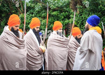 Die fünf Sikh-Männer, die den Panj Pyare repräsentieren (fünf geliebte).Sikhs feiern Vaisakhi mit einer Prozession (nagar Kirtan) in Southall, London Stockfoto