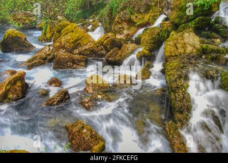 Fluss Sorgue mit Felsbrocken in der Provence Stockfoto