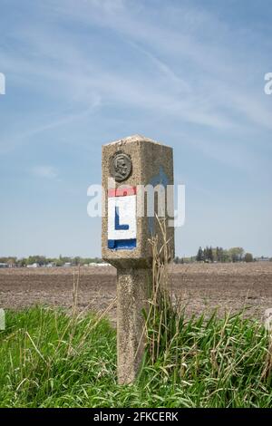 Lincoln Highway Marker in der Frühlingssonne. Franklin Grove, Illinois, USA. Stockfoto