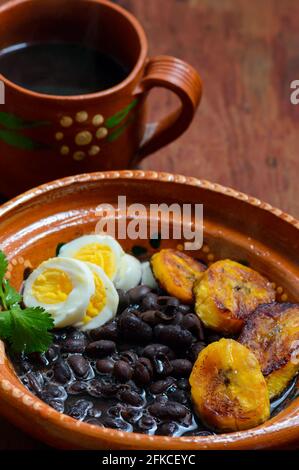 Traditionelles mexikanisches und mittelamerikanisches Frühstück. Schwarze Bohnen und Kochbananen Stockfoto